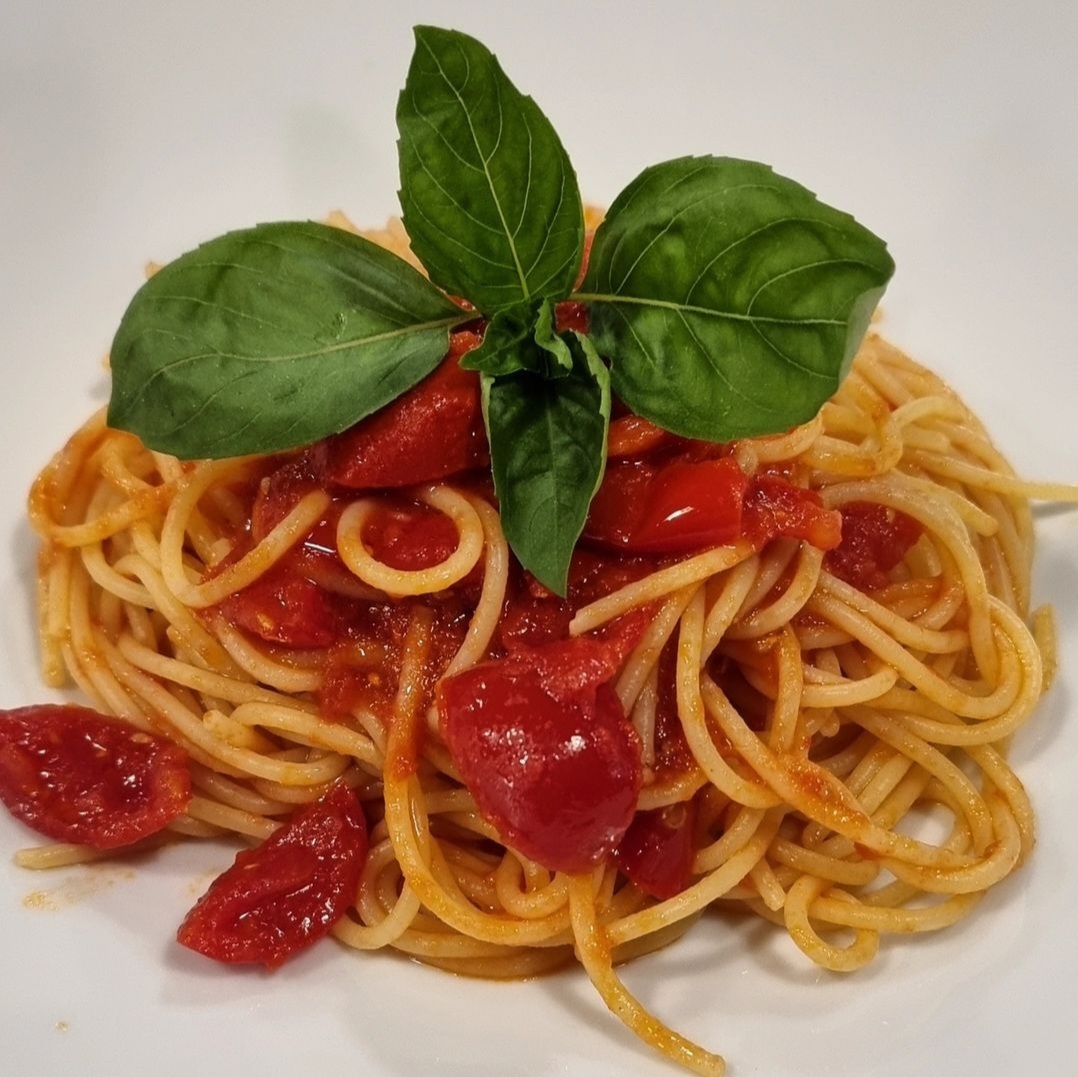 spaghetti con pomodorini e basilico